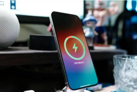新城苹果15换屏服务分享用什么充电器给iPhone15充电更好 